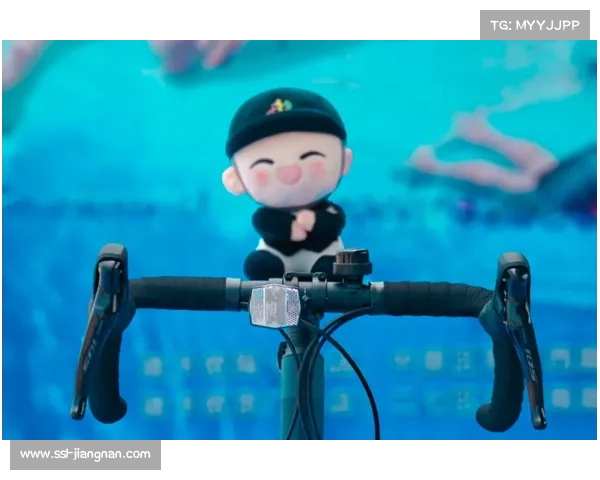 福冈世锦赛吉祥物帕嘉宝登上祭祀山笠，成选手合影热点